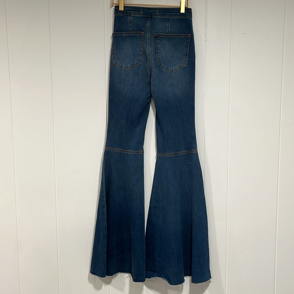 Free People just float  on bell bottom Jeans sz 24R medium wash FP hippie Boho - Picture 2 of 11